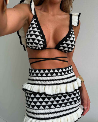 laís – gestrickter zweiteiler mit rüschen & triangle-top in schwarz-weiß