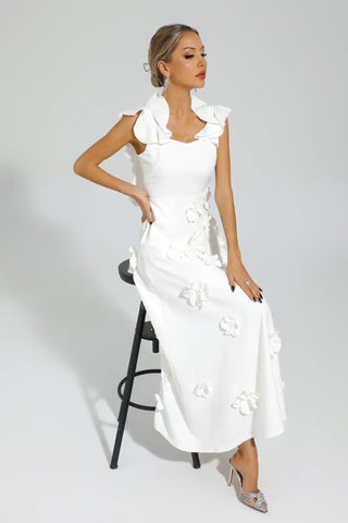 Elina – Weißes Maxikleid mit 3D-Blumen und Volantärmeln - Cecile Lavelle