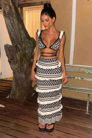 laís – gestrickter zweiteiler mit rüschen & triangle-top in schwarz-weiß