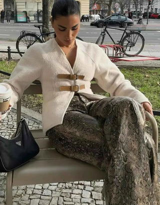 Leonie – Taillierter Damen Strick-Cardigan mit Schnallenverschluss
