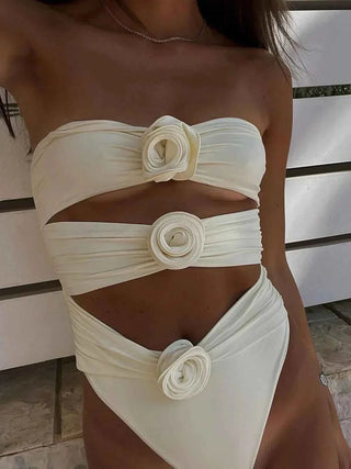 Luna – Eleganter Cut-Out Monokini mit Blumen-Design & Bandeau-Stil