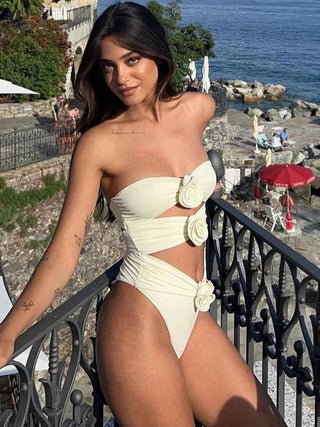 Luna – Eleganter Cut-Out Monokini mit Blumen-Design & Bandeau-Stil