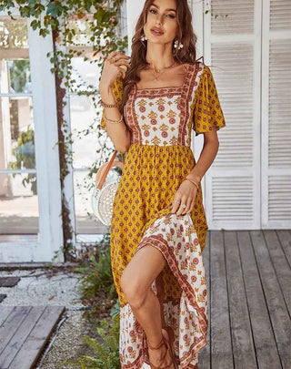 Elora – boho maxikleid mit floralem patchwork-print, quadrat-ausschnitt und volantrock