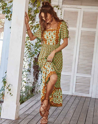Elora – boho maxikleid mit floralem patchwork-print, quadrat-ausschnitt und volantrock
