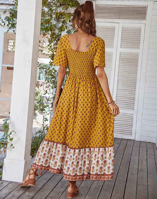 Elora – boho maxikleid mit floralem patchwork-print, quadrat-ausschnitt und volantrock