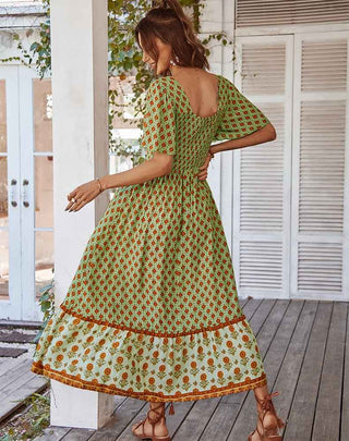 Elora – boho maxikleid mit floralem patchwork-print, quadrat-ausschnitt und volantrock