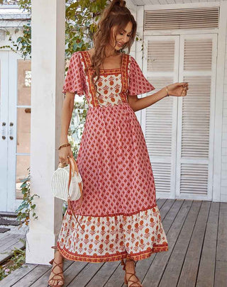 Elora – boho maxikleid mit floralem patchwork-print, quadrat-ausschnitt und volantrock