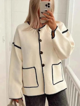 Mira – Damen Strickjacke mit Kontrastnähten & Knopfleiste