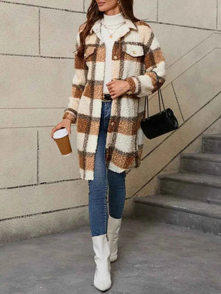 Elisa – Kariertes Damen Trenchcoat aus Teddy-Stoff mit Knopfleiste