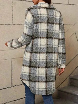 Elisa – Kariertes Damen Trenchcoat aus Teddy-Stoff mit Knopfleiste