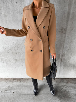 Figurbetonter Trenchcoat in Long-Form