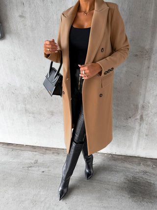 Figurbetonter Trenchcoat in Long-Form