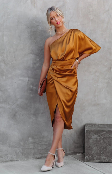 Alma – Ein-Schulter Midikleid im Satin-Look mit Drapierung und Schlitz