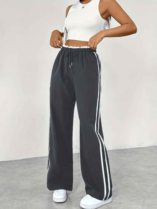 Weite Hose mit Streifen