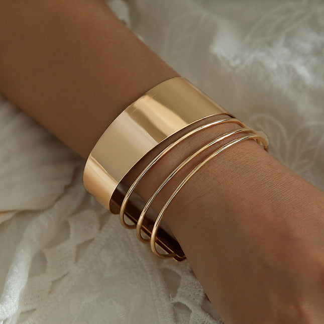 Mila – Damenarmband mit Spiral-Design und breiter Glanzfläche