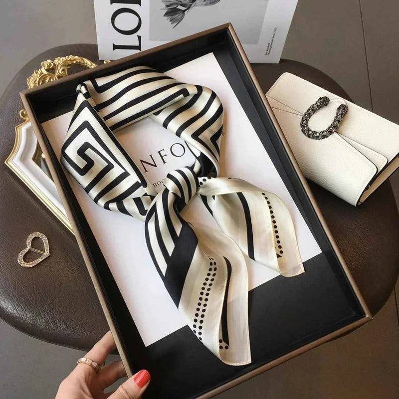 Alicia – Women's scarf with geometric labyrinth pattern