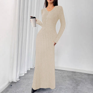 Alma – Geripptes Strick - Maxikleid mit langen Ärmeln und V - Ausschnitt - Cecile LavelleBeige