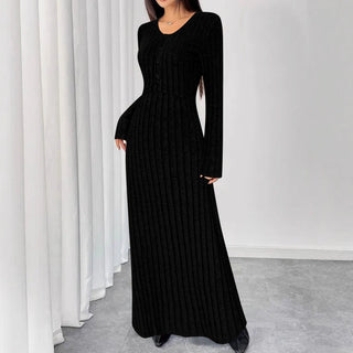 Alma – Geripptes Strick - Maxikleid mit langen Ärmeln und V - Ausschnitt - Cecile LavelleSchwarz
