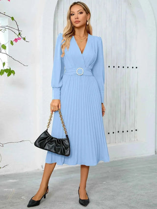 amalia – plissiertes midikleid mit gürtel und v - ausschnitt - Cecile LavelleHimmelblau