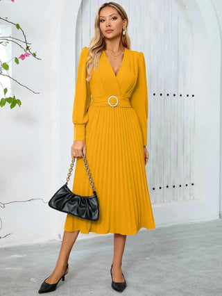 amalia – plissiertes midikleid mit gürtel und v - ausschnitt - Cecile LavelleSenfgelb