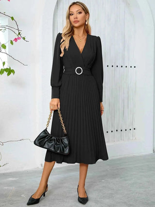 amalia – plissiertes midikleid mit gürtel und v - ausschnitt - Cecile LavelleSchwarz