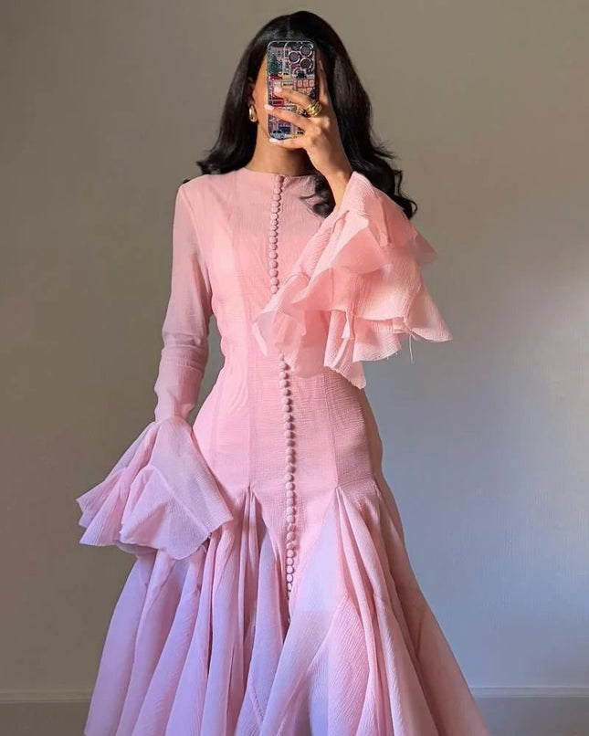 amina – voluminöses midikleid mit asymmetrischen volants und stoffbezogenen knöpfen