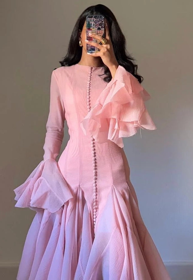 amina – voluminöses midikleid mit asymmetrischen volants und stoffbezogenen knöpfen