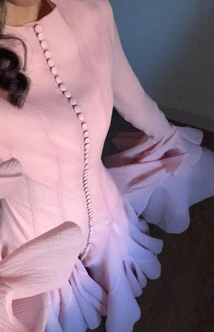 amina – voluminöses midikleid mit asymmetrischen volants und stoffbezogenen knöpfen