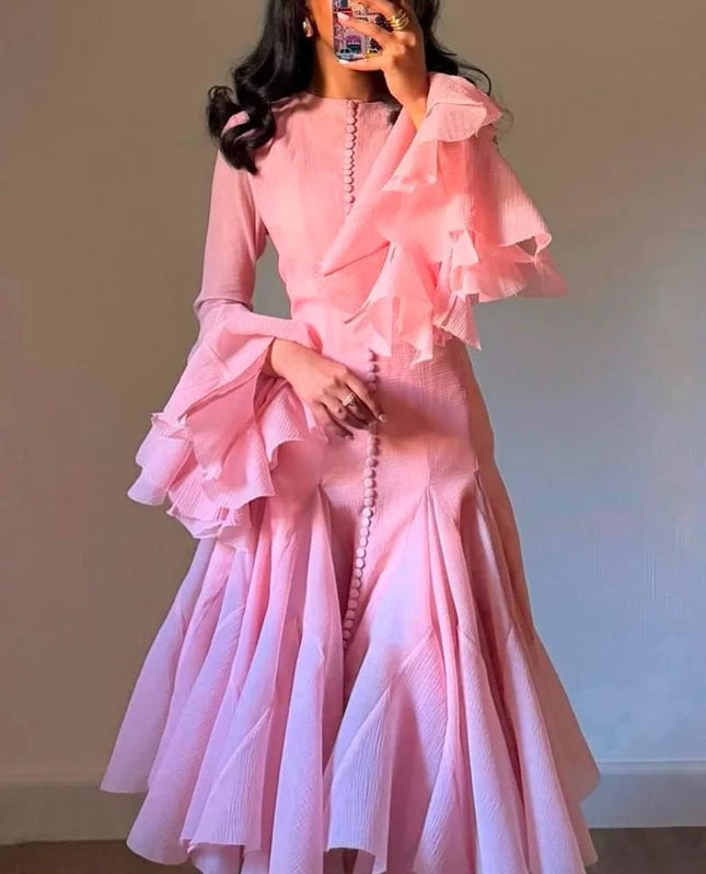 amina – voluminöses midikleid mit asymmetrischen volants und stoffbezogenen knöpfen