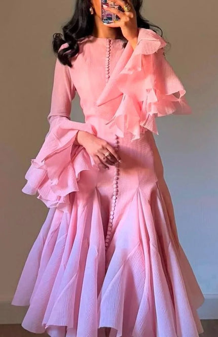 amina – voluminöses midikleid mit asymmetrischen volants und stoffbezogenen knöpfen