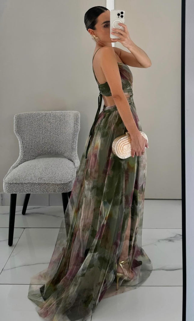 Amara – Elegantes Maxikleid aus floraler Chiffon, mit feinen Spaghettiträgern und raffiniertem Cut-Out