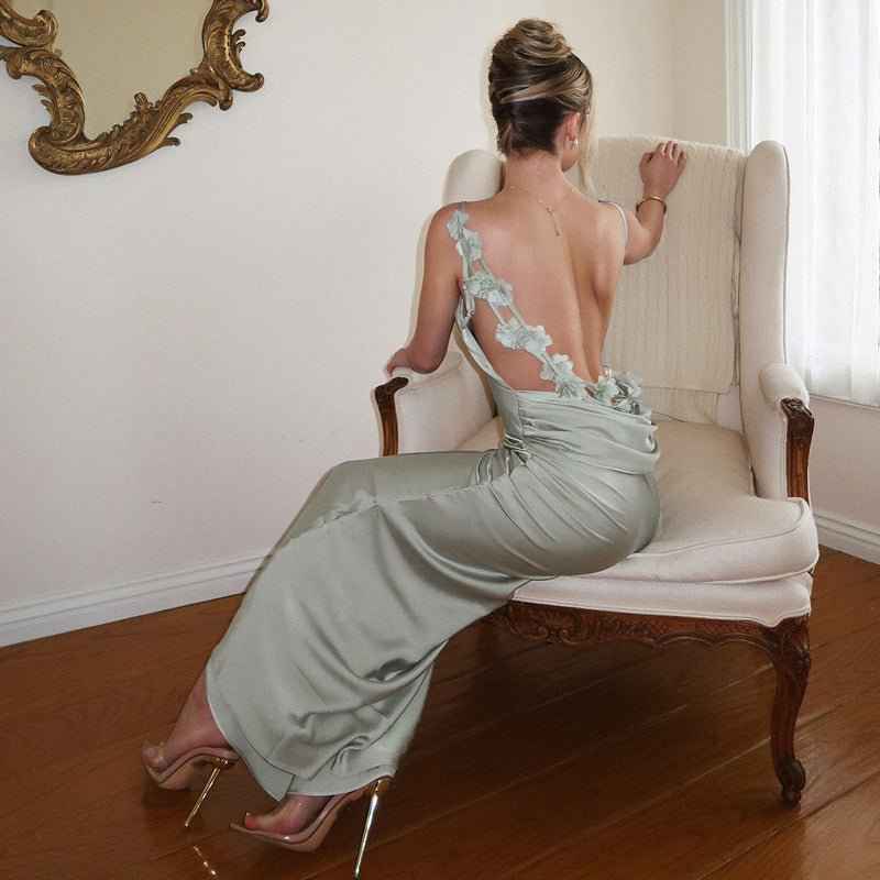 Amélie – Backless maxi dress with floral embellishment
