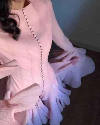 amina – voluminöses midikleid mit asymmetrischen volants und stoffbezogenen knöpfen - Cecile LavelleRosa