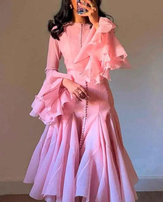 amina – voluminöses midikleid mit asymmetrischen volants und stoffbezogenen knöpfen - Cecile LavelleRosa