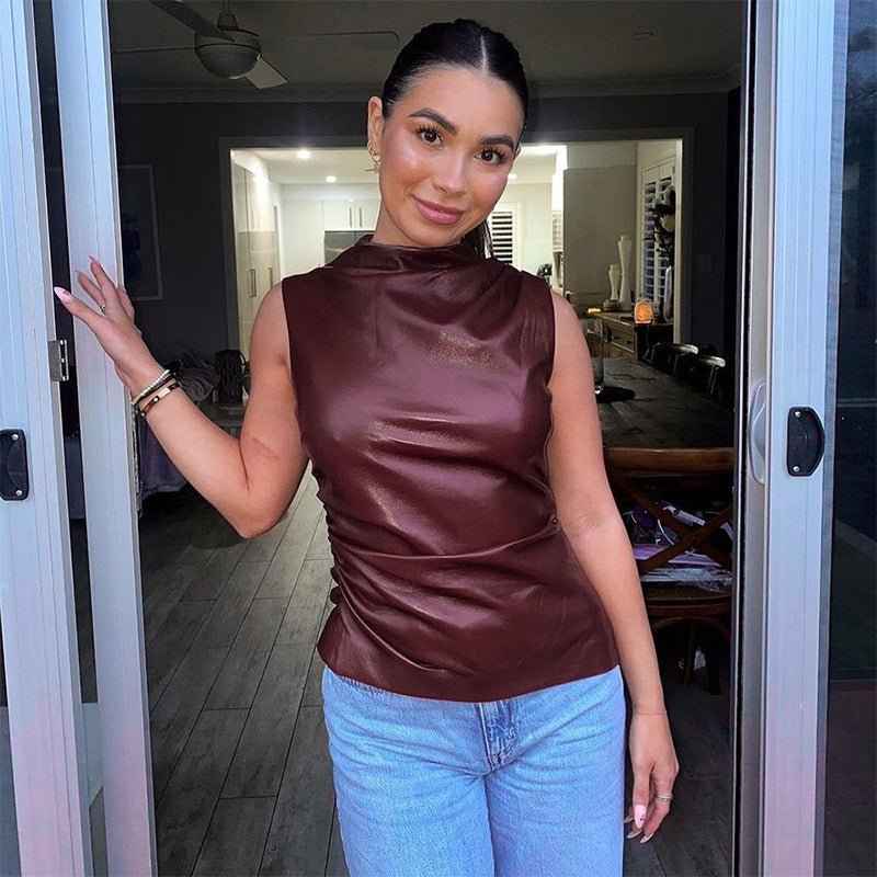 Amira – Ärmelloses Top mit Stehkragen und asymmetrischer Raffung in Lederoptik