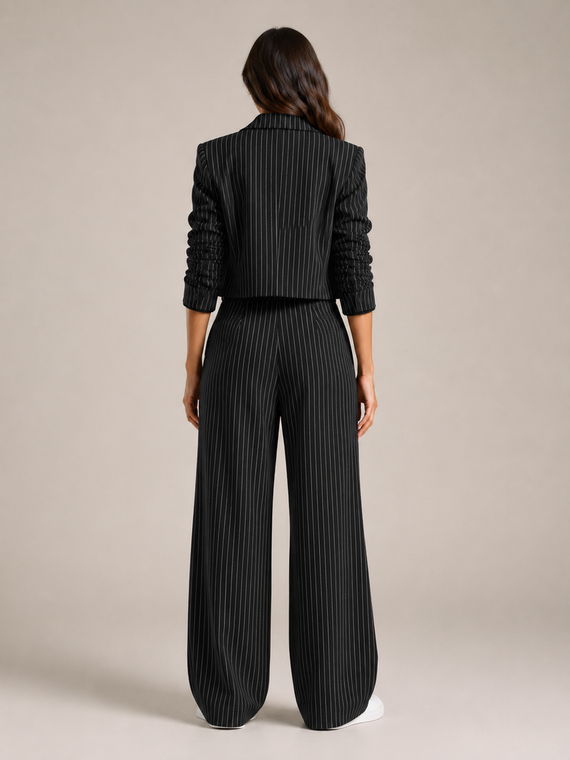 Nålestribet damesæt med cropped blazer