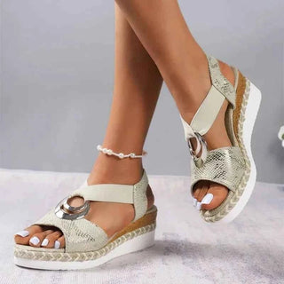 Calista – Keilsandalen mit Flechtdetail und Zierschnalle - Cecile LavelleBlau