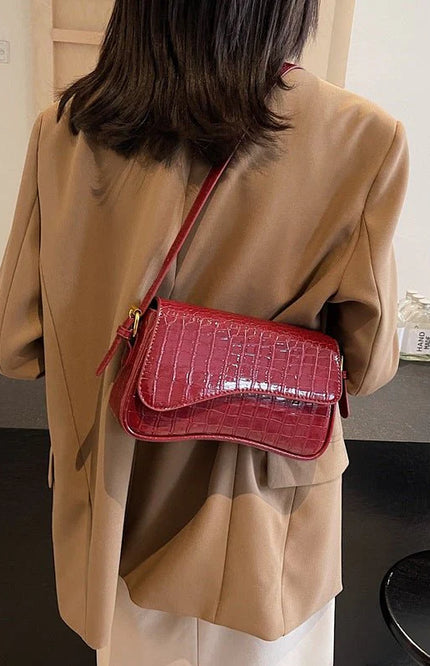 Mila – Sac bandoulière pour femme avec surface texturée et rabat ondulé