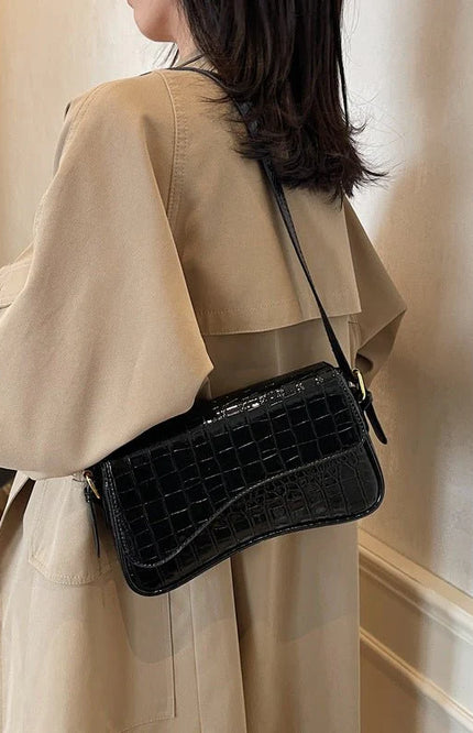 Mila – Sac bandoulière pour femme avec surface texturée et rabat ondulé