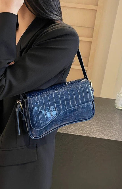 Mila – Sac bandoulière pour femme avec surface texturée et rabat ondulé