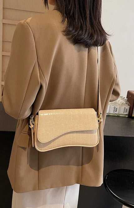 Mila – Sac bandoulière pour femme avec surface texturée et rabat ondulé