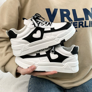 cassidy – chunky sneakers mit herz - detail in kontrastfarben - Cecile LavelleWeiss - schwarz