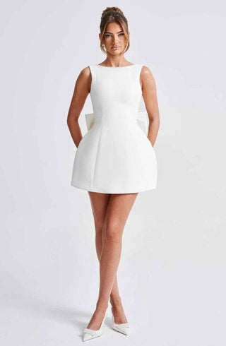 Celestine – Minikleid mit Rückenausschnitt & opulenter Schleife - Cecile LavelleWeiss