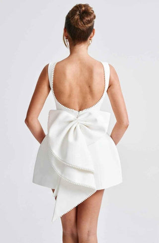 Celestine – Minikleid mit Rückenausschnitt & opulenter Schleife - Cecile LavelleWeiss