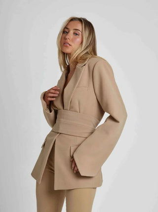 Chiara – Taillierter Damen Blazer mit Bindegürtel & weitem Revers - Cecile LavelleKhaki