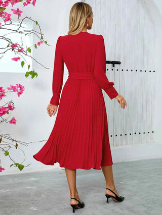amalia – plissiertes midikleid mit gürtel und v-ausschnitt
