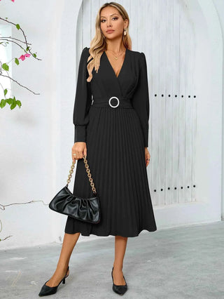 amalia – plissiertes midikleid mit gürtel und v-ausschnitt