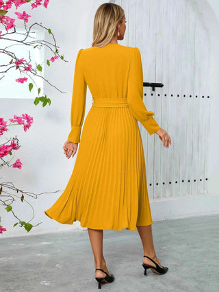 amalia – plissiertes midikleid mit gürtel und v-ausschnitt