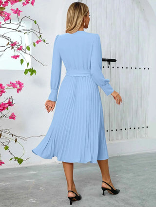 amalia – plissiertes midikleid mit gürtel und v-ausschnitt