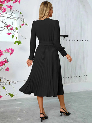 amalia – plissiertes midikleid mit gürtel und v-ausschnitt